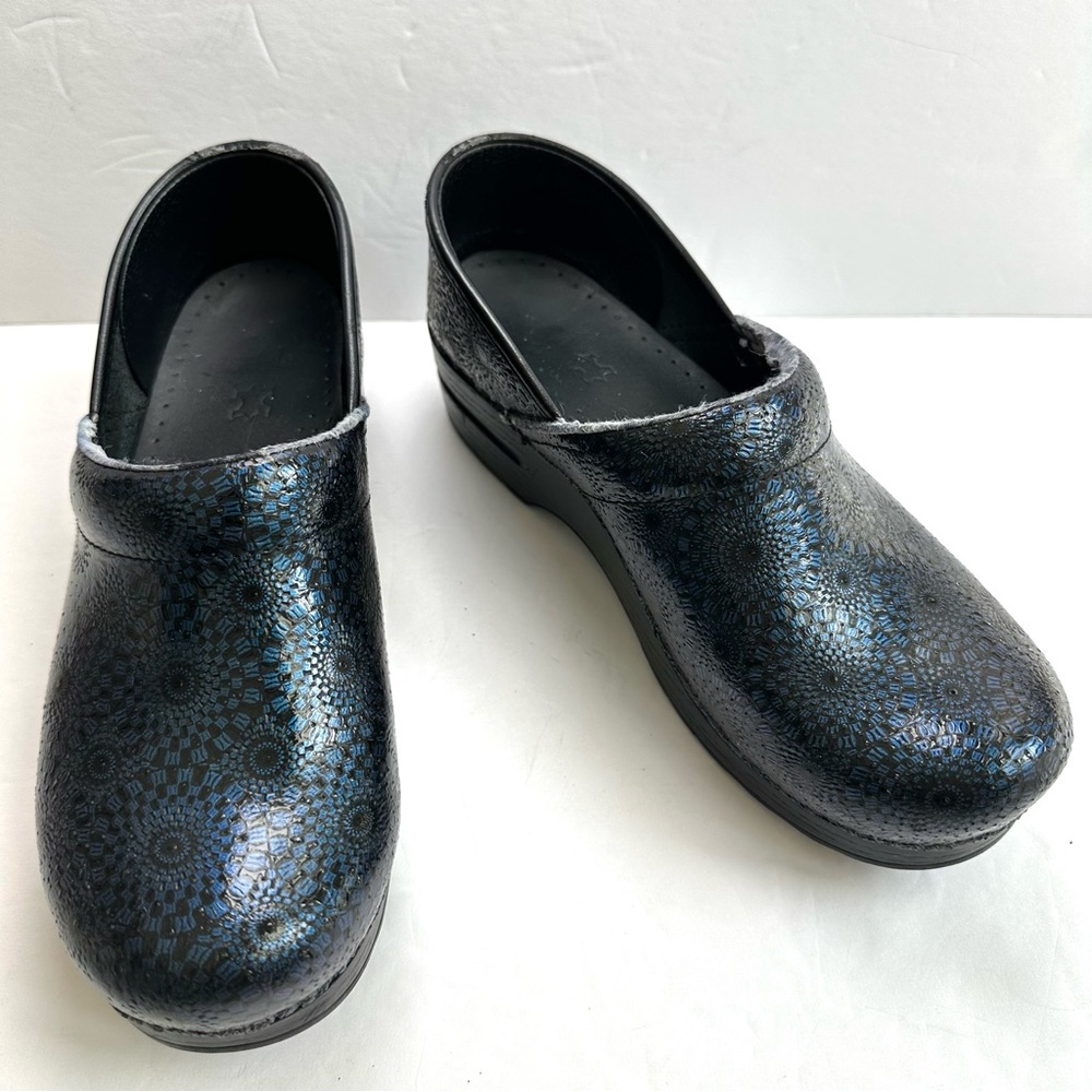 Dansko Blue Black Textured Women's Kaleidoscope Clogs Size 39 8.5-9